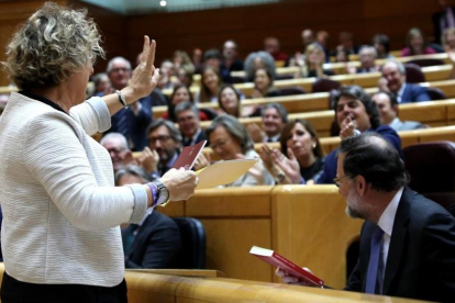 La senadora Mireia Cortes junto a Mariano Rajoy, durante el intercambio de regalos envenenados.-JUAN MANUEL PRATS