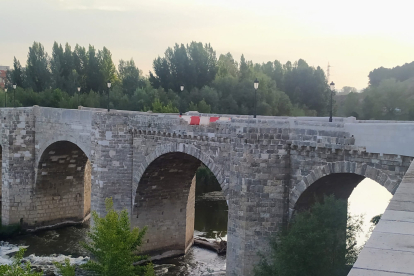 Vallas de protección en el puente de Cabezón tras el accidente. E.M.