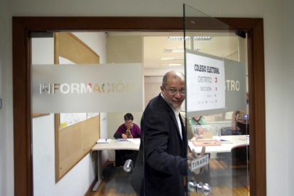El candidato al Congreso por Valladolid Francisco Igea vota en la sede de la Confederación Hidrográfica del Duero (CHD)-ICAL