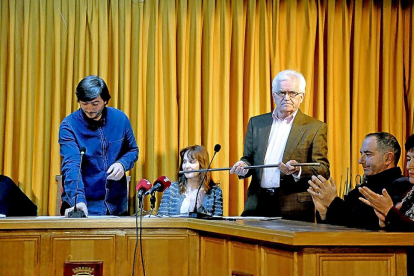 Juan Moreno sostiene ayer entre aplausos el bastón de mando, durante el Pleno de toma de posesión.-SANTIAGO