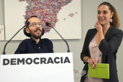 Pablo Echenique y Noelia Vera durante la rueda de prensa que ofrecieron tras la reunión del Consejo de Coordinación de Podemos.-ZIPI (EFE)
