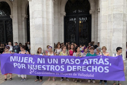 Concentración organizada por la Coordin adora de Mujeres en la plaza Mayor de Valladolid .-J.M. LOSTAU