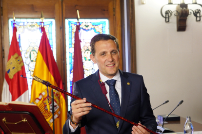Conrado Íscar, con el bastón de mando de la Diputación.-ICAL