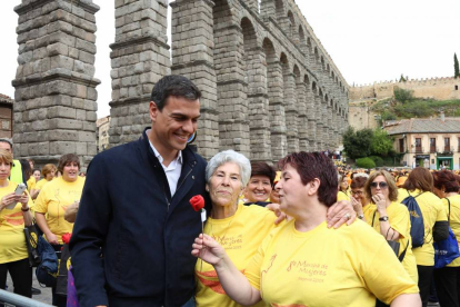 Pedro Sánchez abraza a dos simpatizantes y recibe una rosa de una de ellas en su visita a Segovia-Ical