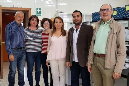 Miembros del grupo de investigación de Taxonomía y Conservación Vegetal en las instalaciones de la Universidad de León.-EL MUNDO