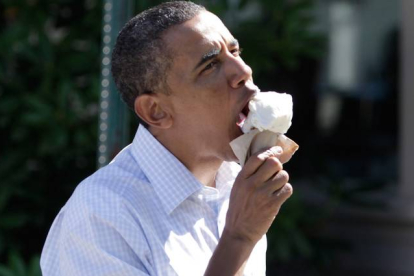 Barack Obama, presidente de Estados Unidos, comiéndose un helado.-Foto:   AFP / YURI GRIPAS