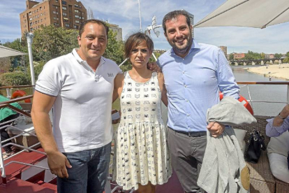 Ismael Bosch (PSOE), Patricia Gómez (alcaldesa de Esguevillas) e Ibán García (PSOE de León).