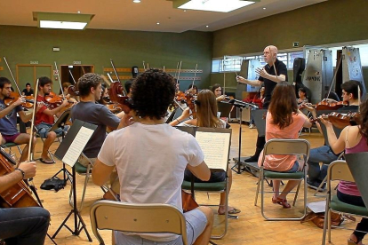 López Cobos dirige a sus alumnos en una escena del documental ‘Música en sus manos’.-SEMINCI