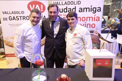El alcalde de Valladolid , junto al cocinero Alvar Hinojal del restaurante Alquimia de Valladolid, durante su visita a Madrid Fusi?n