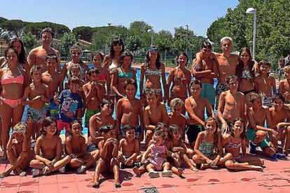 Algunos de los participantes en el acto de natación solidario celebrado en la urbanización Coto del Cardiel de Viana de Cega.-E.M.