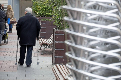 Una persona mayor camina por las calles de Valladolid.-PABLO REQUEJO