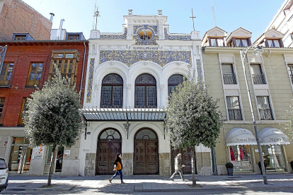 Fachada del teatro Lope de Vega, en la calle María de Molina. J.M.LOSTAU