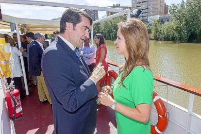 Juan Carlos Suárez-Quiñones (consejero de Fomento) y Silvia Clemente.