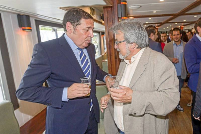 Antonio María Sáez Aguado (consejero de Sanidad) y José María González (exsecretario general de IU en la Comunidad).