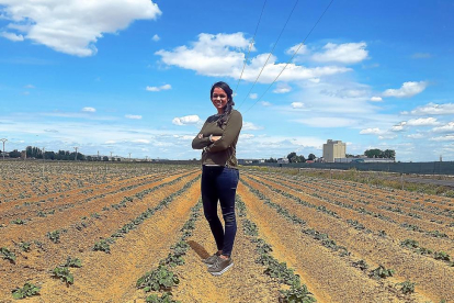 Silvia Tomillo, artífice de este sistema de control de riego y producción, en un campo de cultivo.-E.M.