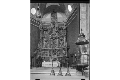 Imagen de la Catedral tomada en los años 20, con uno de los dos púlpitos vendidos años después. | OTTO WUNDERLICH - IPCE - MINISTERIO DE CULTURA Y DEPORTE