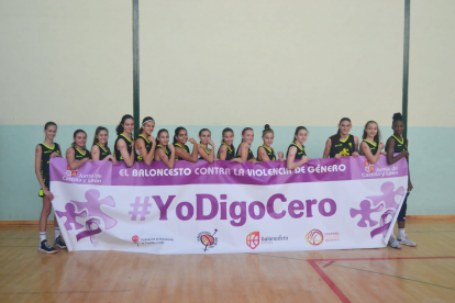 Selección Infantil Femenina con la pancarta de la campaña #YoDigoCero