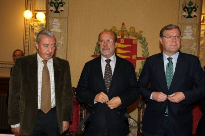 El alcalde de Valladolid, Francisco Javier León de la Riva, el consejero de Fomento, Antonio Silván (D), y el secretario de Estado de Infraestructuras, Julio Gómez-Pomar (I), firman el acuerdo relativo al Área de Regeneración y Renovación Urbana '29 de Oc-Ical