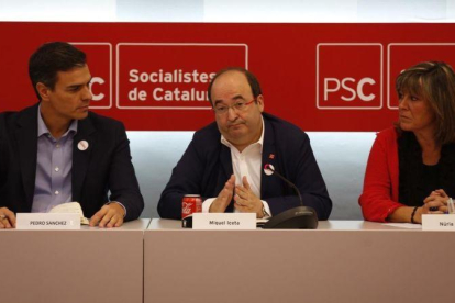 Pedro Sánchez, Miquel Iceta y Núria Marín, este lunes en la ejecutiva del PSC.-ALBERT BERTRAN