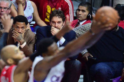Pau Gasol y Derrick Rose, lesionados, siguen con atención el partido entre los Bulls y los Clippers.-Foto: AFP / FREDERIC J. BROWN