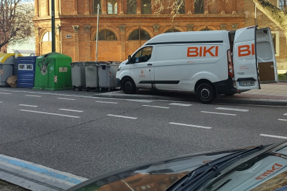 Vehículo municipal de Biki mal aparcado.-E. M.