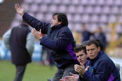Marcos Alonso da instrucciones desde el banquillo en un Real Valladolid-Real Murcia de Segunda División. / EL MUNDO
