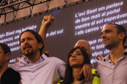 Pablo Iglesias y sus colaboradores cantan 'L'estaca' al cierre de la asamblea ciudadana.-Foto: AGUSTÍN CATALÁN