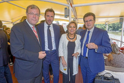 ntonio Silván (alcalde de León), Óscar Puente (alcalde de Valladolid), Rosa Valdeón (vicepresidenta, consejera de Empleo y portavoz de la Junta) y José Luis Ulibarri (editor de Edigrup), en la caseta de El MUNDO.  REPORTAJE GRÁFICO: M. A. SANTOS / PABLO REQUEJO