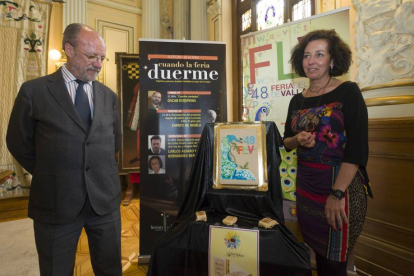 León de la Riva y Cantalapiedra junto a los carteles que ilustran la 48 edición de la Feria del Libro-Pablo Requejo