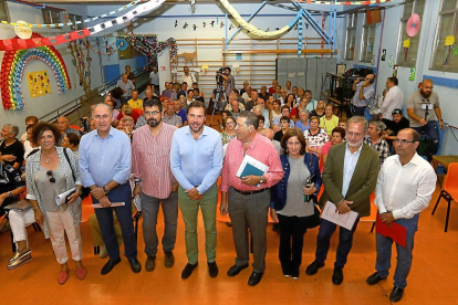 El alcalde de Valladolid, Óscar Puente, y su equipo de Gobierno se reúnen con los vecinos del Barrio Belén.-J.M. LOSTAU