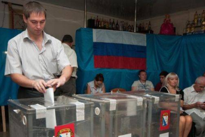 Un responsable de una mesa electoral en Sebastopol.-Foto: AP / ALEXANDER POLEGENKO