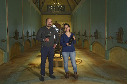 Roberto Castaño, director del museo, y María Menéndez enóloga de la bodega Pagos del Rey, en el interior del museo del vino moralino.