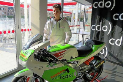 Adrián Gómez, junto a la moto con la que competirá en Aranda de Duero.-EM