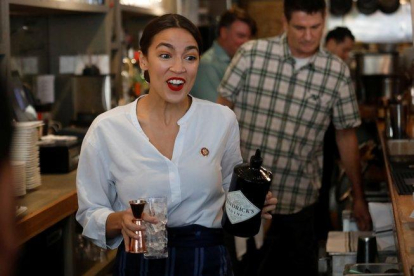 La congresista demócrata Alexandria Ocasio-Cortez volvió este viernes a servir copas en un restaurante del barrio de Queens.-AFP