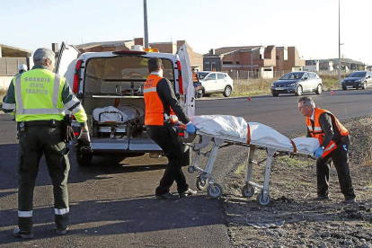 Los camilleros se llevan a las dos personas muertas en 2015 en el accidente de Aldeamayor.-J.M. LOSTAU