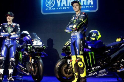 Maverick Viñales y Valentino Rossi, en la presentación del equipo Yamaha Monster, la semana pasada, en Yakarta.-EFE / ADI WEDA