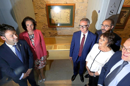 Poncela, Cirac, Guirao, Oliveira, Martín y Carnero ayer, junto al mostrador con el  Tratado de Tordesillas.-ICAL