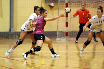 Elba Álvarez busca controlar el balón, siendo agarrada por una jugadora rival.  / LOF