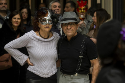 Baile de máscaras de carnaval en el Pasaje Gutiérrez. -PHOTOGENIC