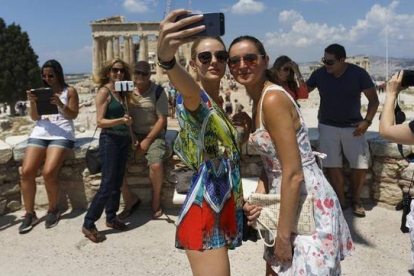 Turistas en el Partenón de Atenas.-Foto: AP
