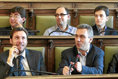 Óscar Puente y Javier Izquierdo en un pleno del Ayuntamiento-J.M.Lostau