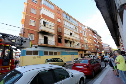 Incendio en una vivienda de la calle Mariano Miguel López.-ICAL