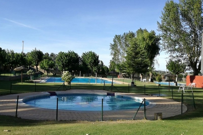 Imagen de archivo de las piscinas municipales de Medina de Rioseco, que serán de las últimas en abrir este mes de junio. - AYUNTAMIENTO DE RIOSECO