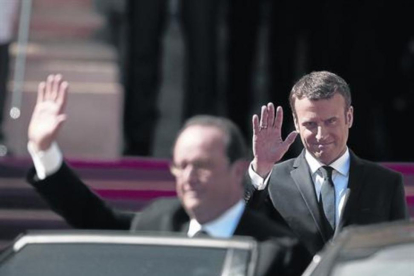Macron despide a Hollande en el palacio del Elíseo.-AFP