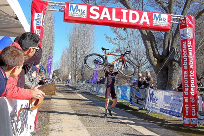 Óscar Pujol entra bicicleta en alto en la meta de Ávila.-E.M.