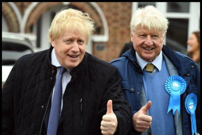 Boris Johnson hace campaña con su padre, el sábado en Londres.-EUROPA PRESS