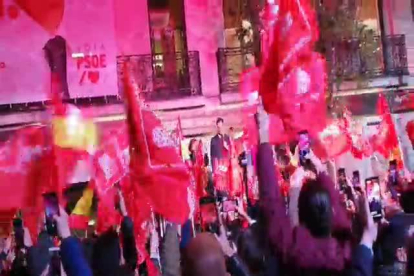 Militantes del PSOE gritan a Pedro Sánchez ante la sede de Ferraz.-
