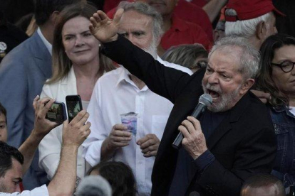El expresidente de Brasil, Luiz Inácio Lula da Silva, se dirige a sus simpatizantes después de ser liberado de la cárcel.-AP / LEO CORREA
