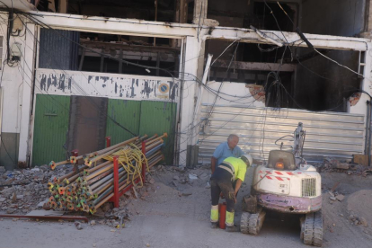 Comienzo de las obras de apuntalamiento en el interior del edificio de la calle Goya. PHOTOGENIC