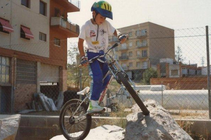 Toni Bou, a los 8 años, con su bici haciendo ya equilibrios sobre las rocas.-REPSOL MEDIA
